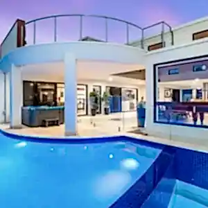 Antalya Lara bölgesinde profesyonel villa temizliği yapan Fresh Cleaning ekibi